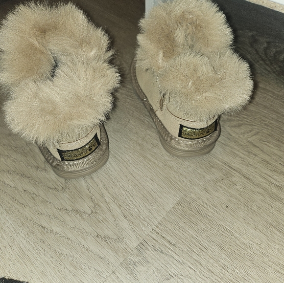 Winter toddler tan boots & winter hat - Picture 7 of 8